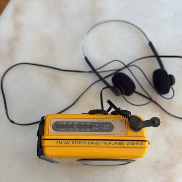 Sony Yellow Sports Walkman Cassette Player with FM/AM - Picture 4 of 4